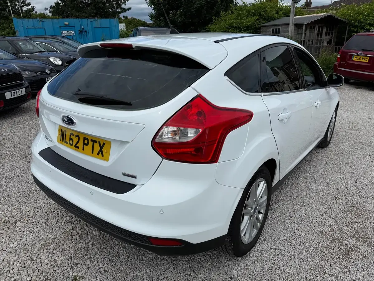 Used Ford Focus Titanium 125 HP (91 kW) 2012 White Hatchback