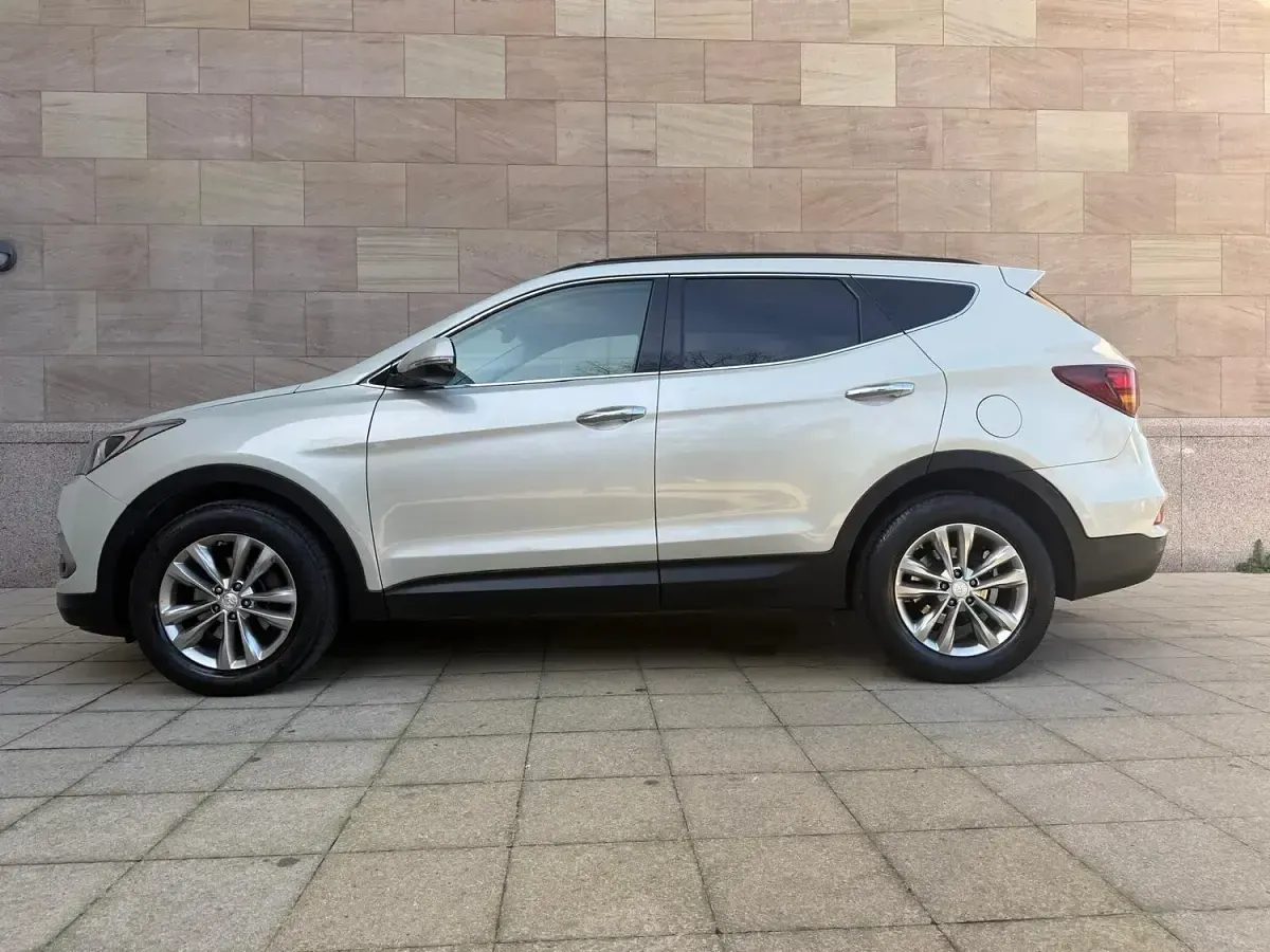 Used Hyundai Santa Fe Premium 200 HP (147 kW) 2016 Beige SUV