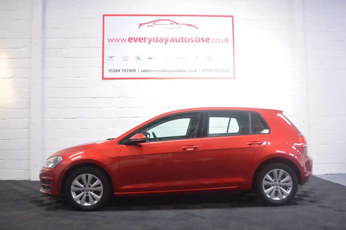 Used VW Golf VII SE 105 HP (77 kW) 2014 Red Hatchback