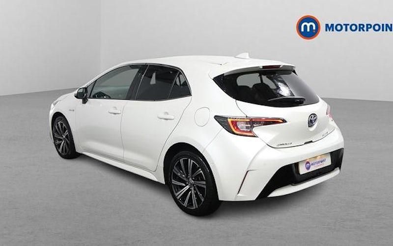 Used Toyota Corolla Design 122 HP (89 kW) 2021 White Hatchback