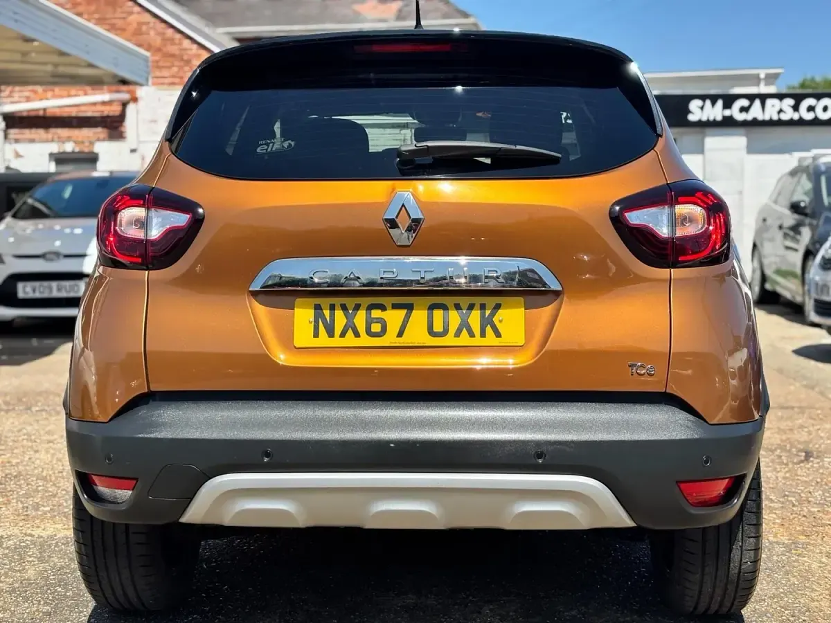 Used Renault Captur Dynamique 90 HP (66 kW) 2017 Orange/black SUV