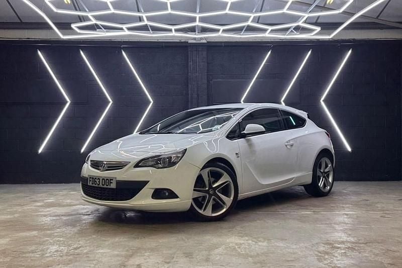Used Vauxhall Astra GTC SRi 140 HP (102 kW) 2014 White Coupe
