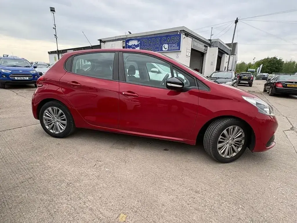 Second-hand Peugeot 208 Active 82 CP (60 kW) 2017 Roșu Hatchback