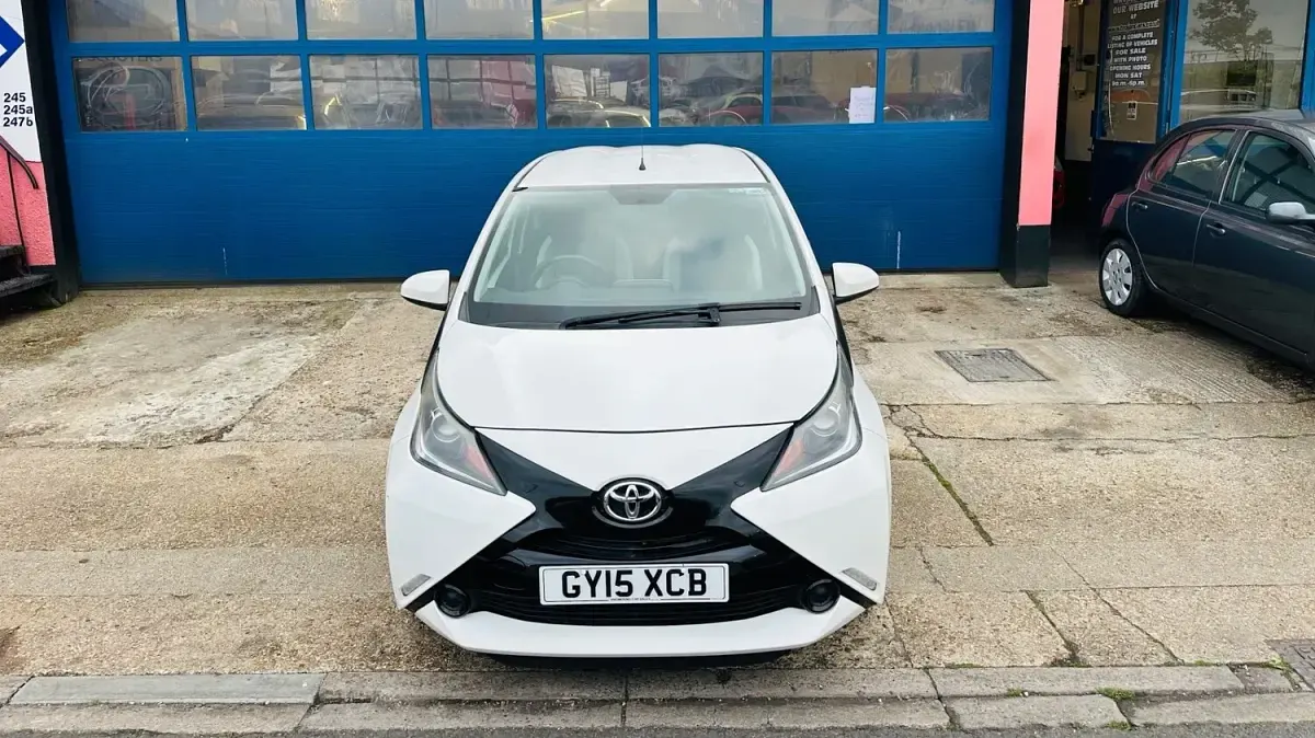 Used Toyota Aygo X-play 69 HP (50 kW) 2015 White Hatchback