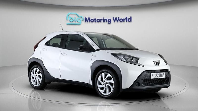 Used Toyota Aygo X PURE 72 HP (52 kW) 2022 White SUV
