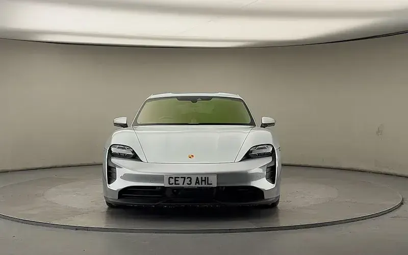 Begagnad Porsche Taycan Performance Package 439 kW (598 HK) 2023 Silver Kombi