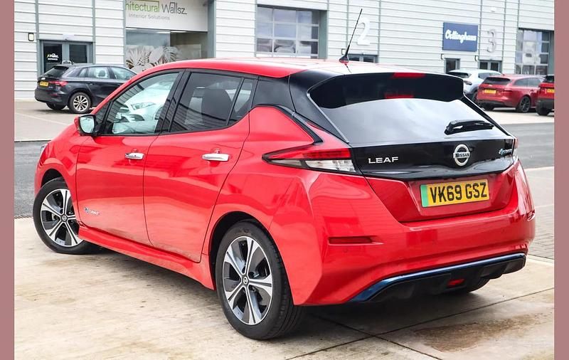 Used Nissan Leaf N-Connecta 110 kW (150 HP) 2019 Red Hatchback