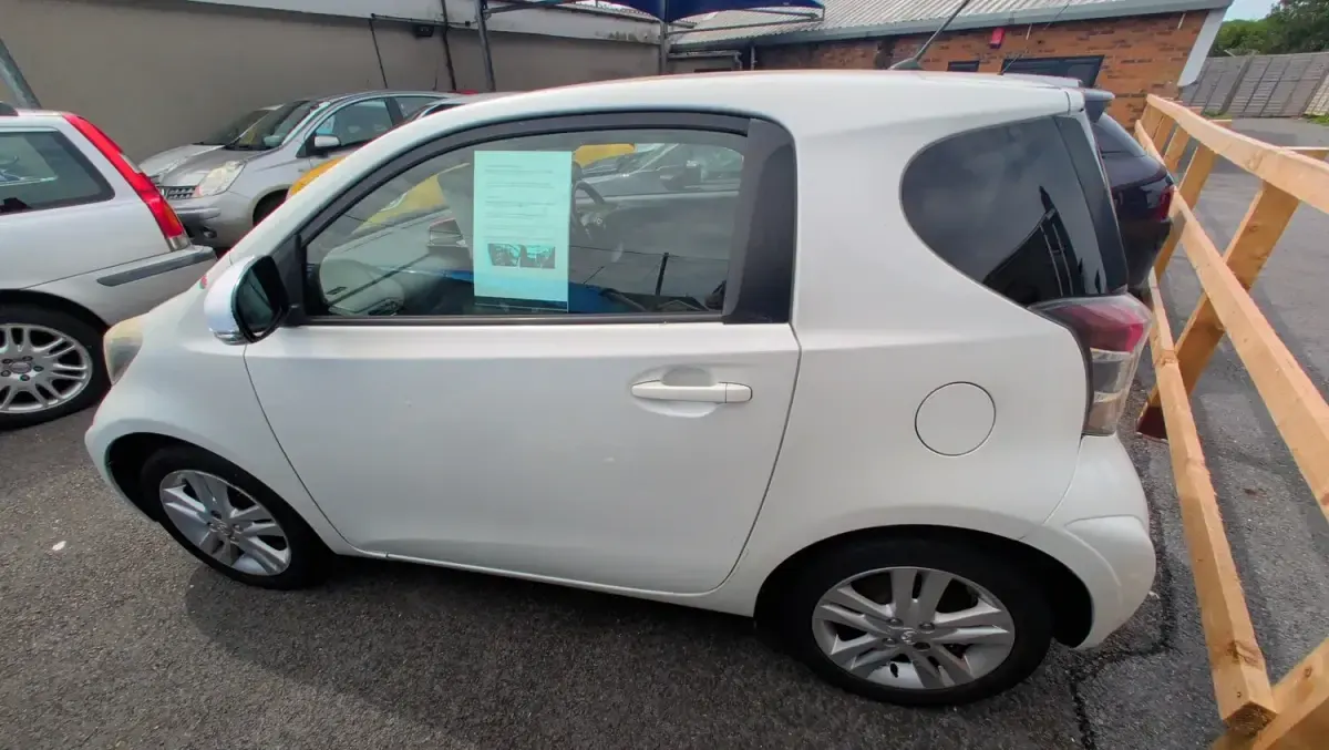 Used Toyota iQ 98 HP (72 kW) 2012 White Hatchback