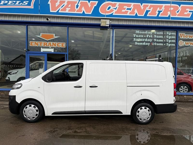 Used Vauxhall Vivaro 145 HP (106 kW) 2022 White MPV