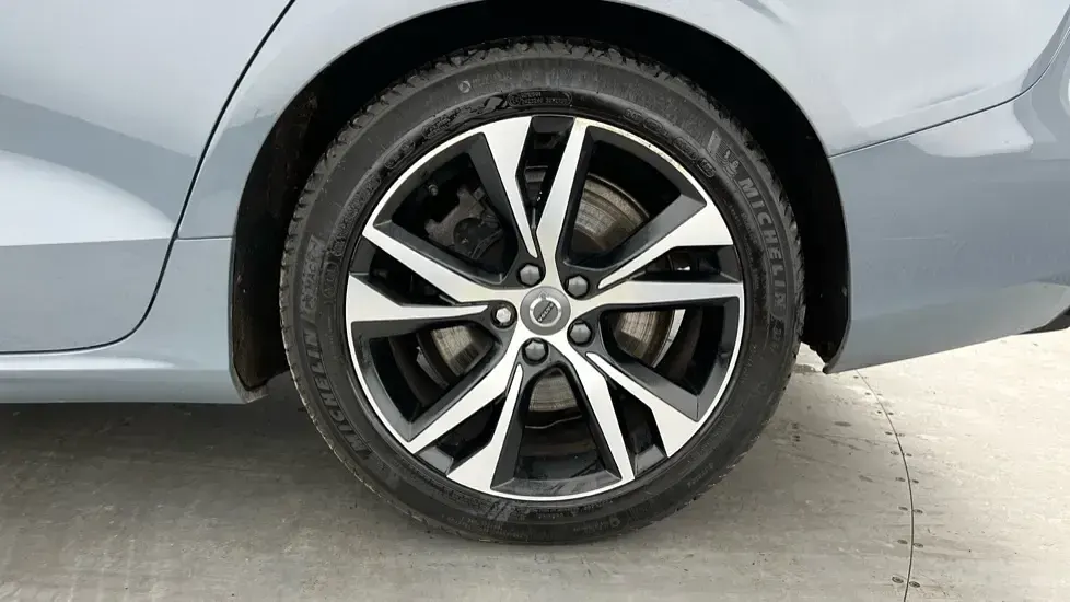 Usado Volvo S60 R-Design 250 HP (183 kW) 2022 Cinzento Sedan