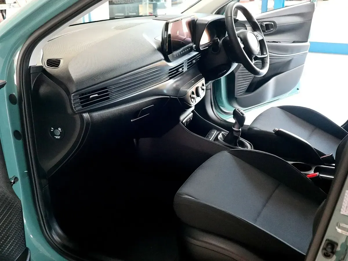 Used Hyundai i20 Advanced 100 HP (73 kW) 2024 Green Hatchback
