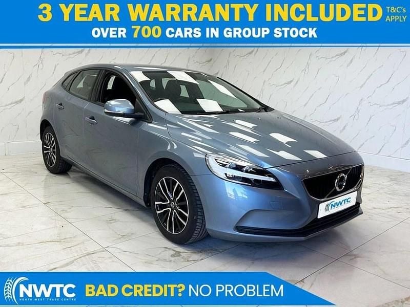 Used Volvo V40 Momentum 122 HP (89 kW) 2018 Blue Hatchback