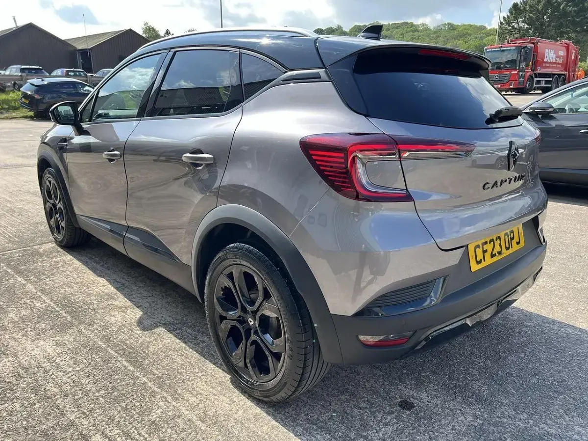 Usado Renault Captur Rive Gauche 89 HP (65 kW) 2023 Cinzento SUV