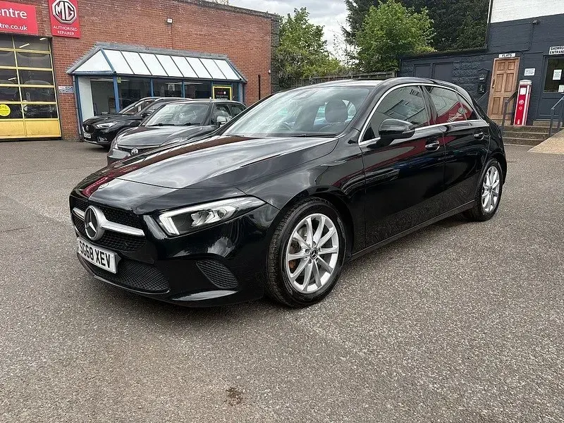 Begagnad Mercedes A180 2018 Svart Halvkombi