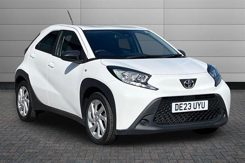 Used Toyota Aygo X PURE 72 HP (52 kW) 2023 White SUV