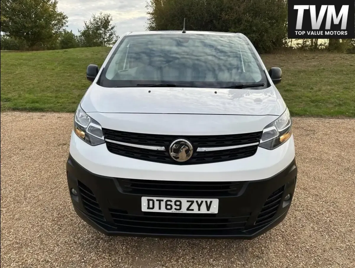 Second-hand Vauxhall Vivaro 120 CP (88 kW) 2020 Alb Monovolum