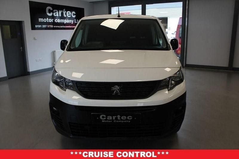 Second-hand Peugeot Partner Premium 2022 Alb Monovolum