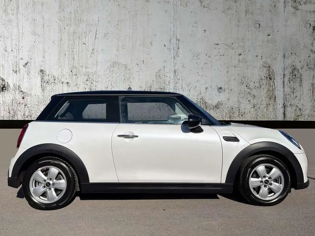 Usado Mini Cooper Classic 134 HP (98 kW) 2023 Branco Citadino