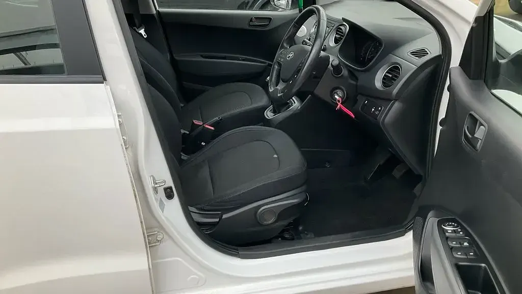 Used Hyundai i10 SE 67 HP (49 kW) 2019 White Hatchback