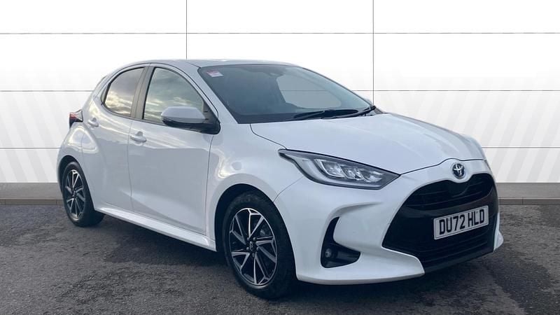 Used Toyota Yaris Hybrid Design 116 HP (85 kW) 2022 White Hatchback