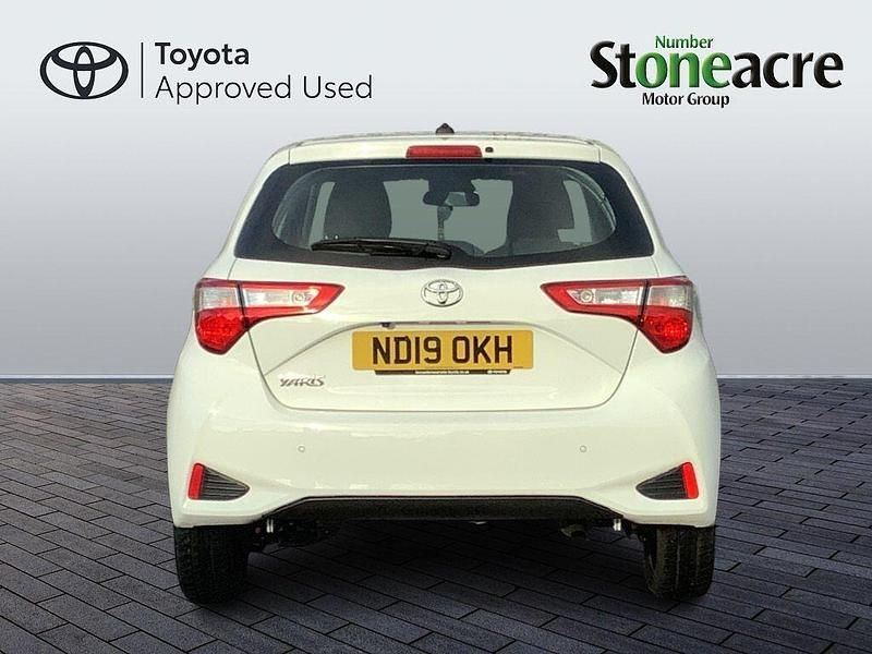 Used Toyota Yaris 111 HP (81 kW) 2019 White Hatchback