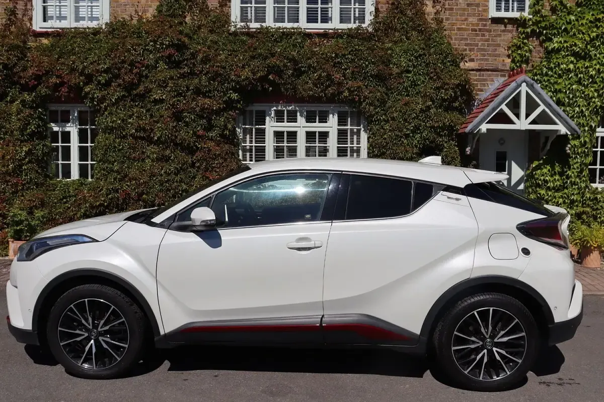 Used Toyota C-HR 116 HP (85 kW) 2018 White SUV