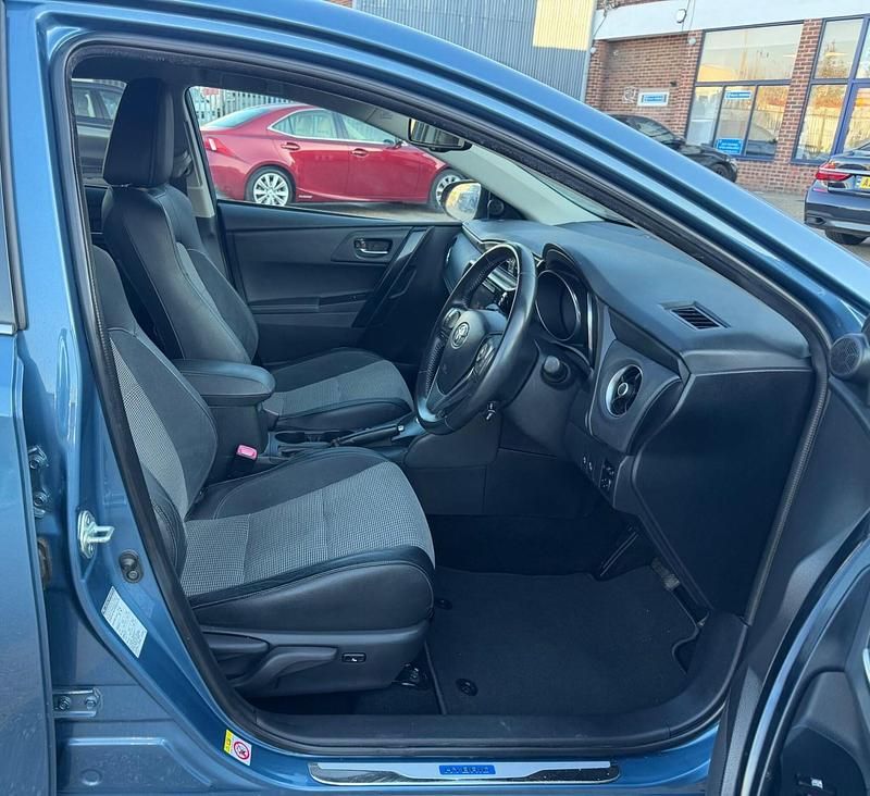 Used Toyota Auris Hybrid 2015 Blue Hatchback
