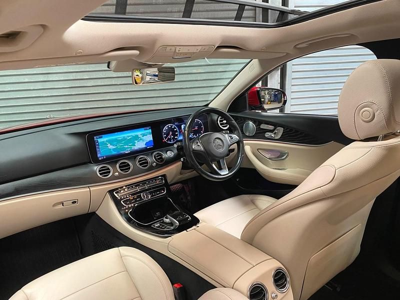 Begagnad Mercedes E220 Premium Plus 192 HK (141 kW) 2017 Röd Kombi