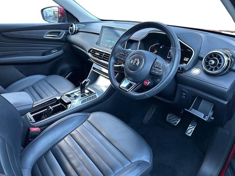 Używany MG HS Trophy 162 KM (119 kW) 2024 Czerwony SUV