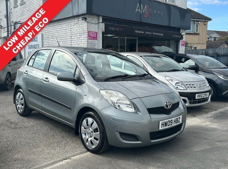 Silver Used 2009 Toyota Yaris Hatchback | £3,995 (Fair price) - Image 1/4