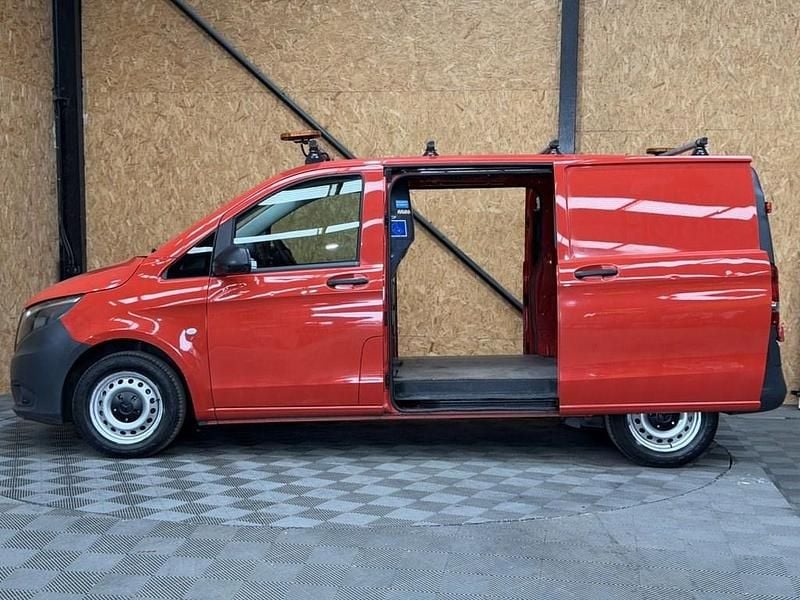 Begagnad Mercedes Vito 2017 Röd Van