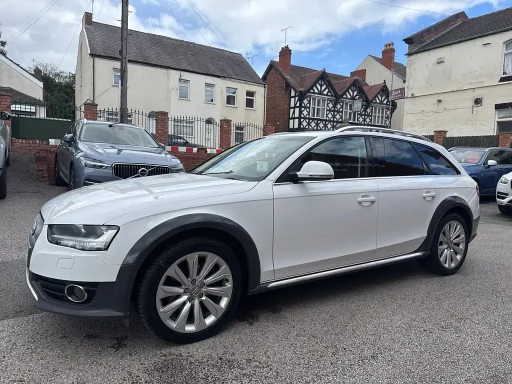 Used Audi A4 Allroad Design 177 HP (130 kW) 2014 White Estate