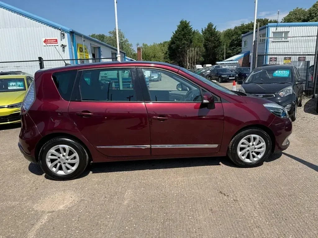 Used Renault Scénic III Dynamique 110 HP (80 kW) 2016 Red MPV