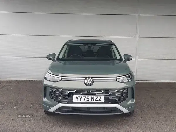 Used VW Touran Elegance 150 HP (110 kW) 2025 Green MPV