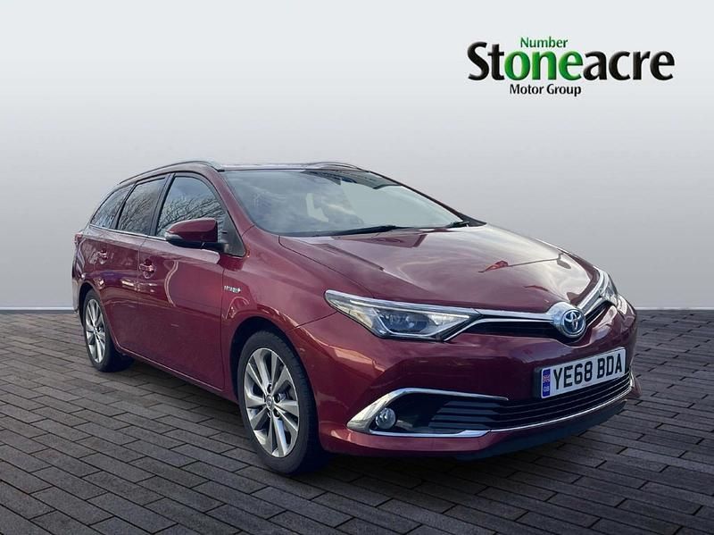 Used Toyota Auris Hybrid Sport 136 HP (100 kW) 2018 Red Estate