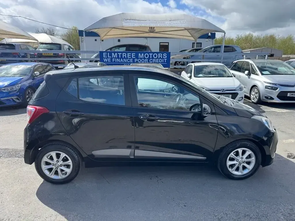 Käytetty Hyundai i10 Edition 67 HP (49 kW) 2015 Musta Viistoperä