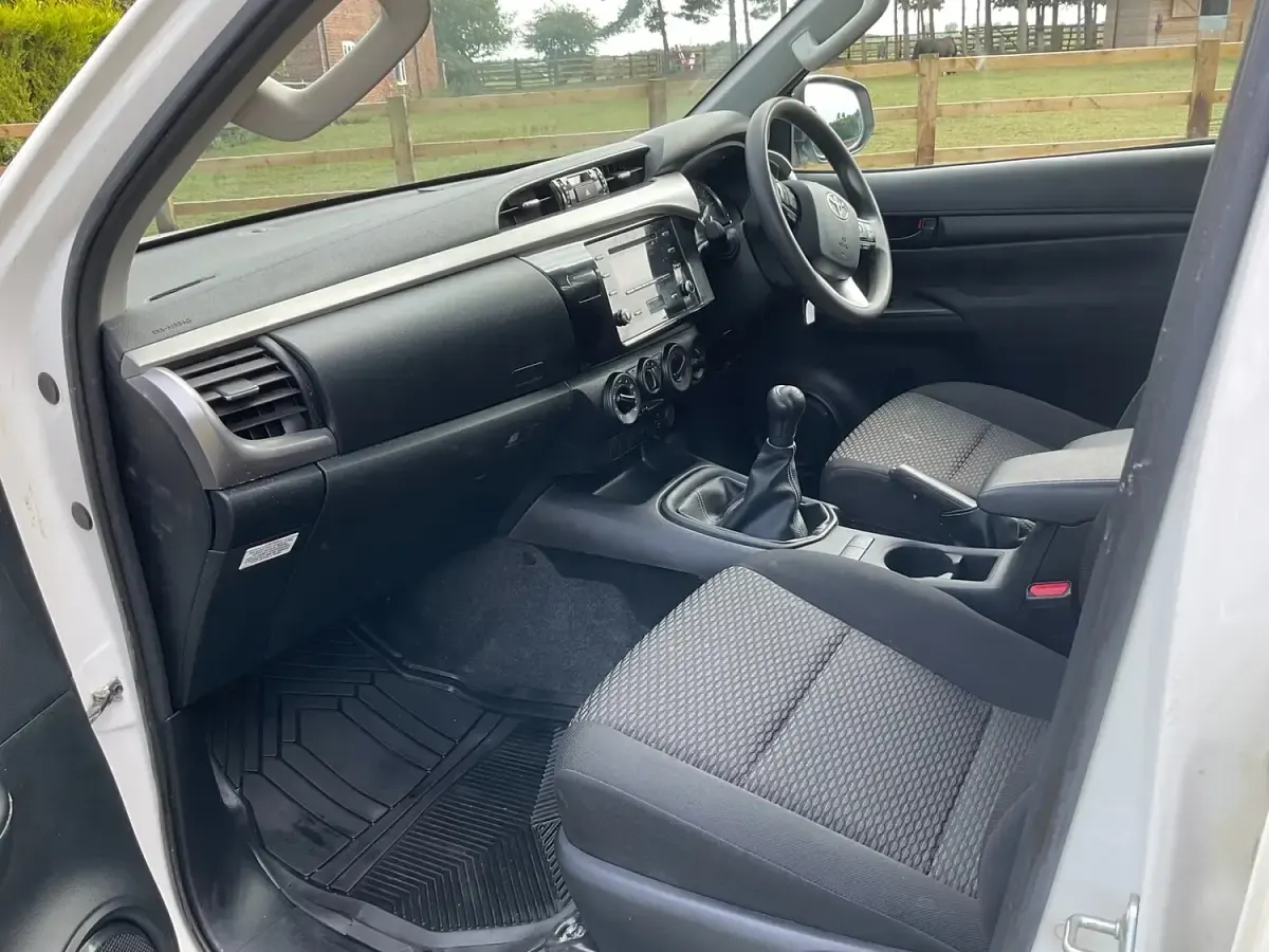 Used Toyota HiLux Active 150 HP (110 kW) 2021 White Pickup