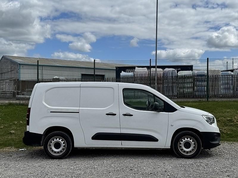 Second-hand Vauxhall Combo Edition 100 CP (73 kW) 2019 Alb Monovolum