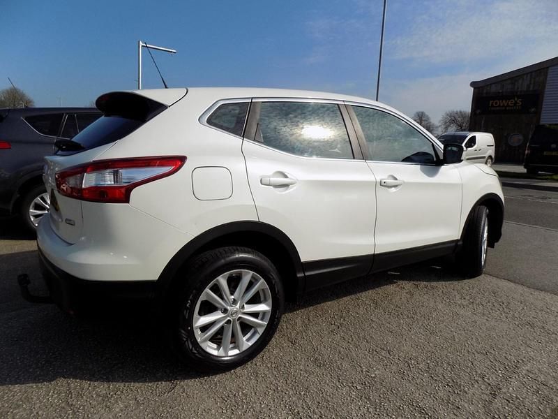 Used Nissan Qashqai Acenta 130 HP (95 kW) 2014 White SUV