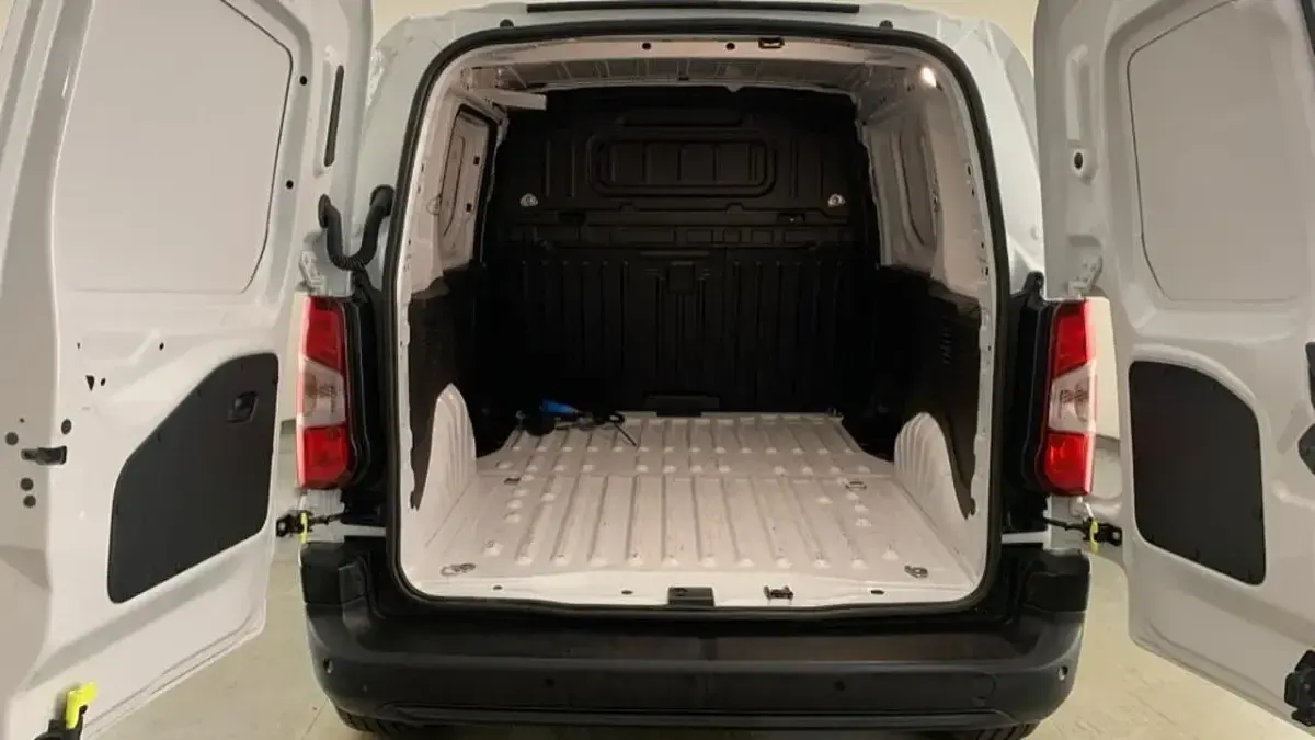 Used Vauxhall Combo 98 kW (134 HP) 2025 White MPV