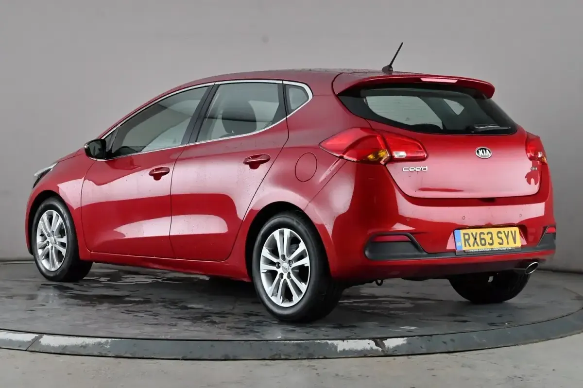 Used Kia Ceed 126 HP (92 kW) 2013 Red Hatchback