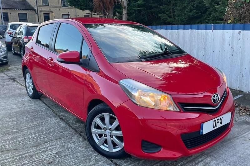 Used Toyota Yaris 101 HP (74 kW) 2013 Red Hatchback