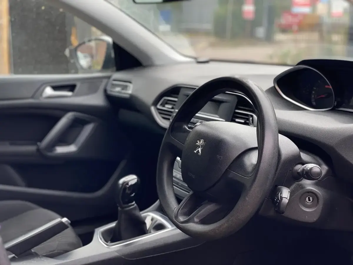 Used Peugeot 308 Access 110 HP (80 kW) 2017 White Hatchback