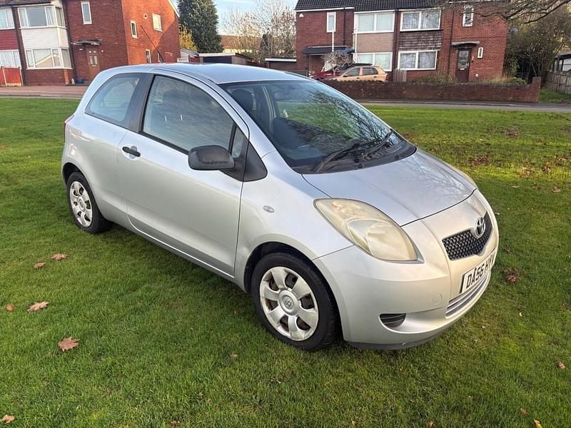 Used Toyota Yaris 67 HP (49 kW) 2006 Silver Hatchback