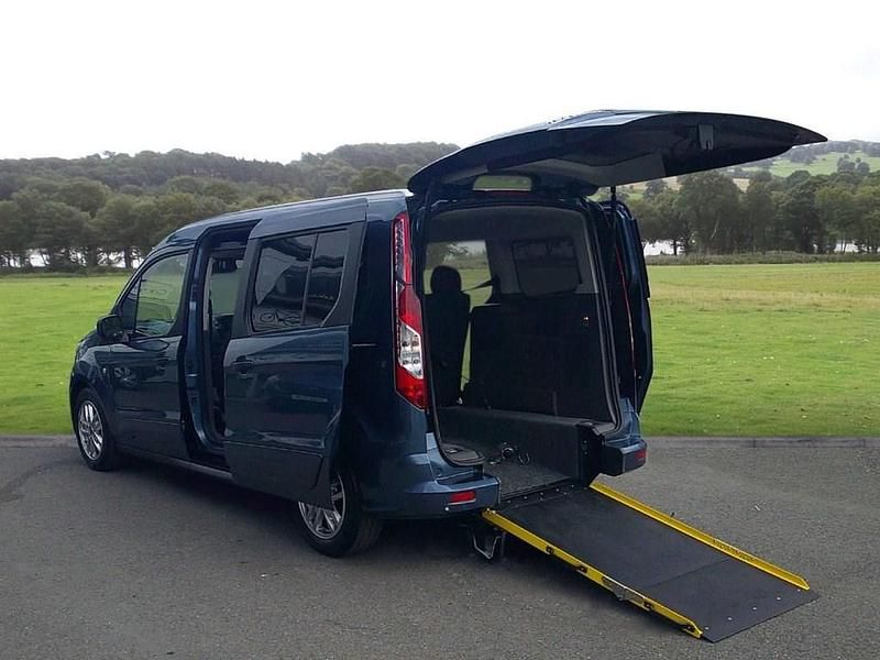 Used Ford Grand Tourneo Connect Titanium 120 HP (88 kW) 2020 Blue MPV