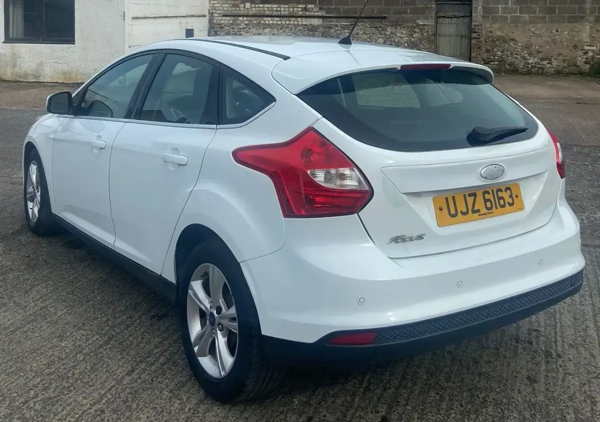 Used Ford Focus Zetec 2013 White Hatchback