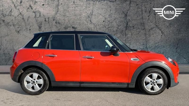 Begagnad Mini Cooper Classic 134 HK (98 kW) 2019 Orange Halvkombi
