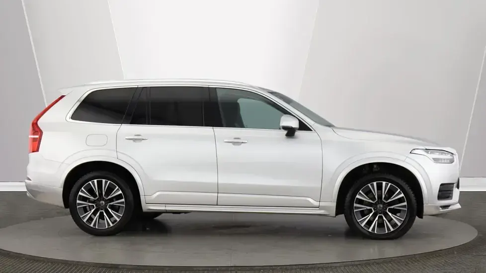 Used Volvo XC90 Momentum 235 HP (172 kW) 2022 Metallic  bright silver SUV