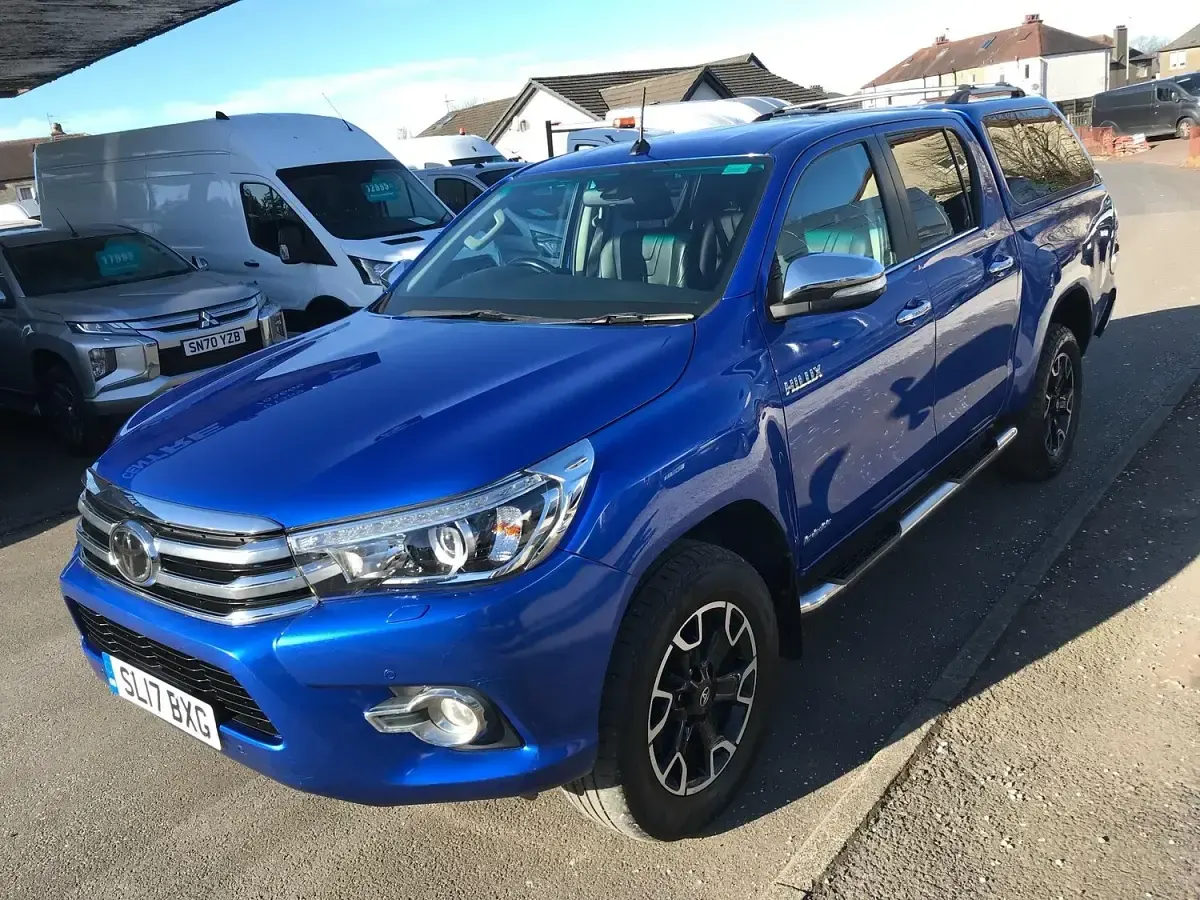 Used Toyota HiLux 150 HP (110 kW) 2017 Blue Pickup