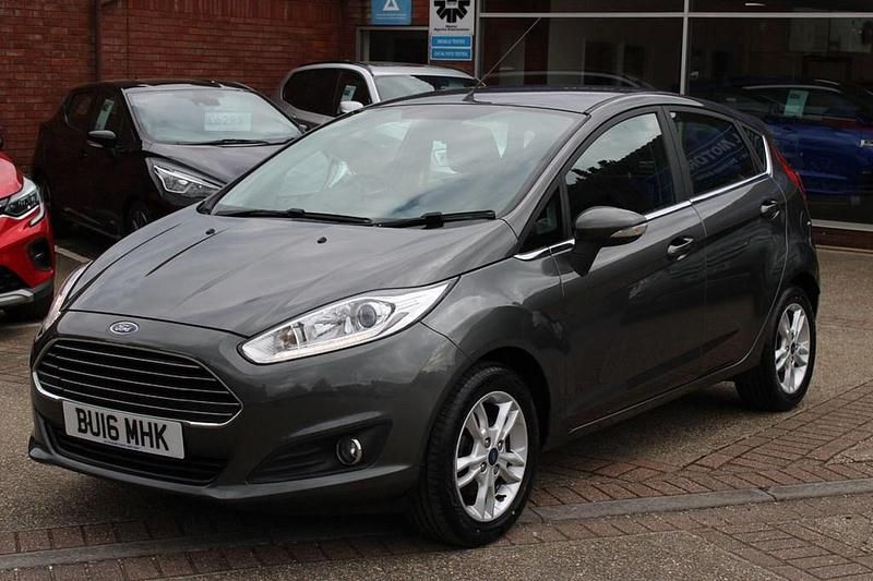 Używany Ford Fiesta Zetec 100 KM (73 kW) 2016 Szary Hatchback